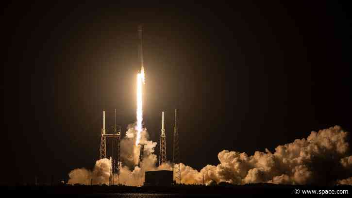 SpaceX launches secret US spy satellite from Florida (video)