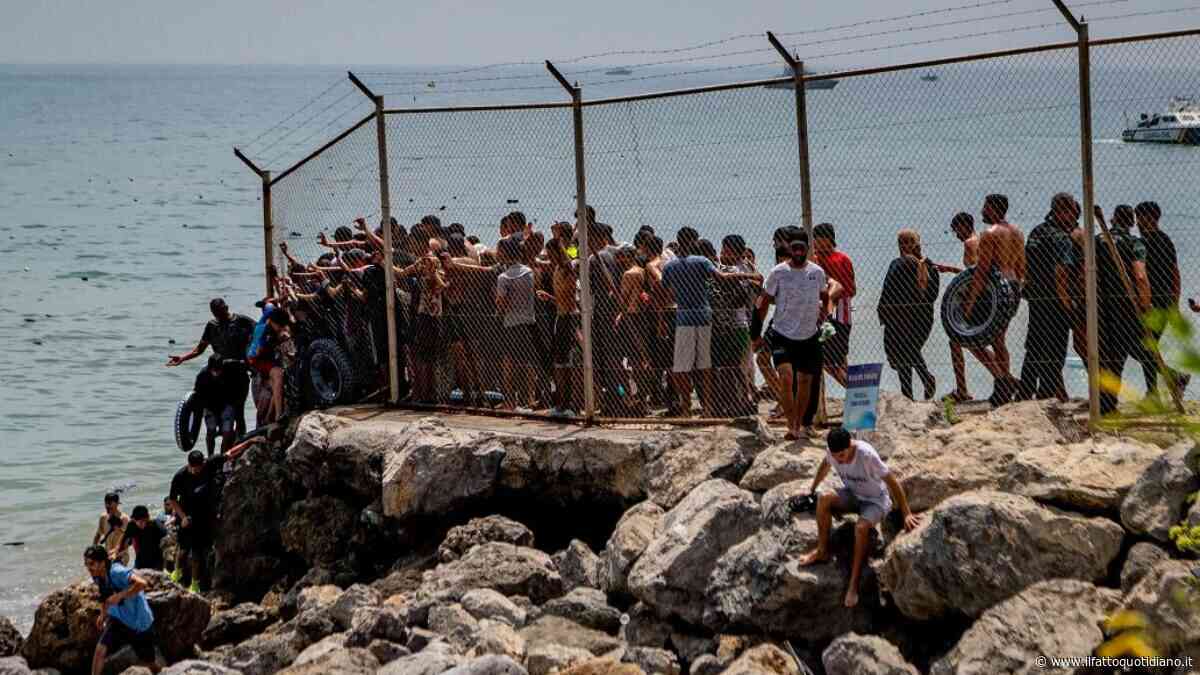 Centinaia di migranti superano il confine di Ceuta: la Spagna teme una nuova polemica sulla gestione dei confini