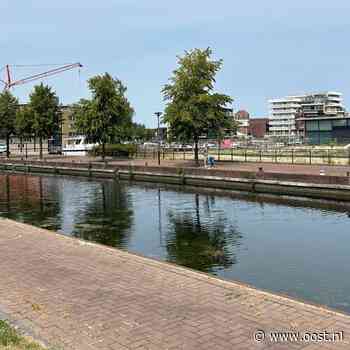 Theatervoorstelling Polderjongens zoekt met spoed boot door sluiting Twentekanaal