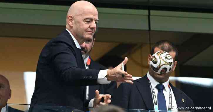 Hoe het plan van Infantino om het WK te verkopen de voetbalwereld in opstand brengt: ‘De doodsteek van het voetbal’