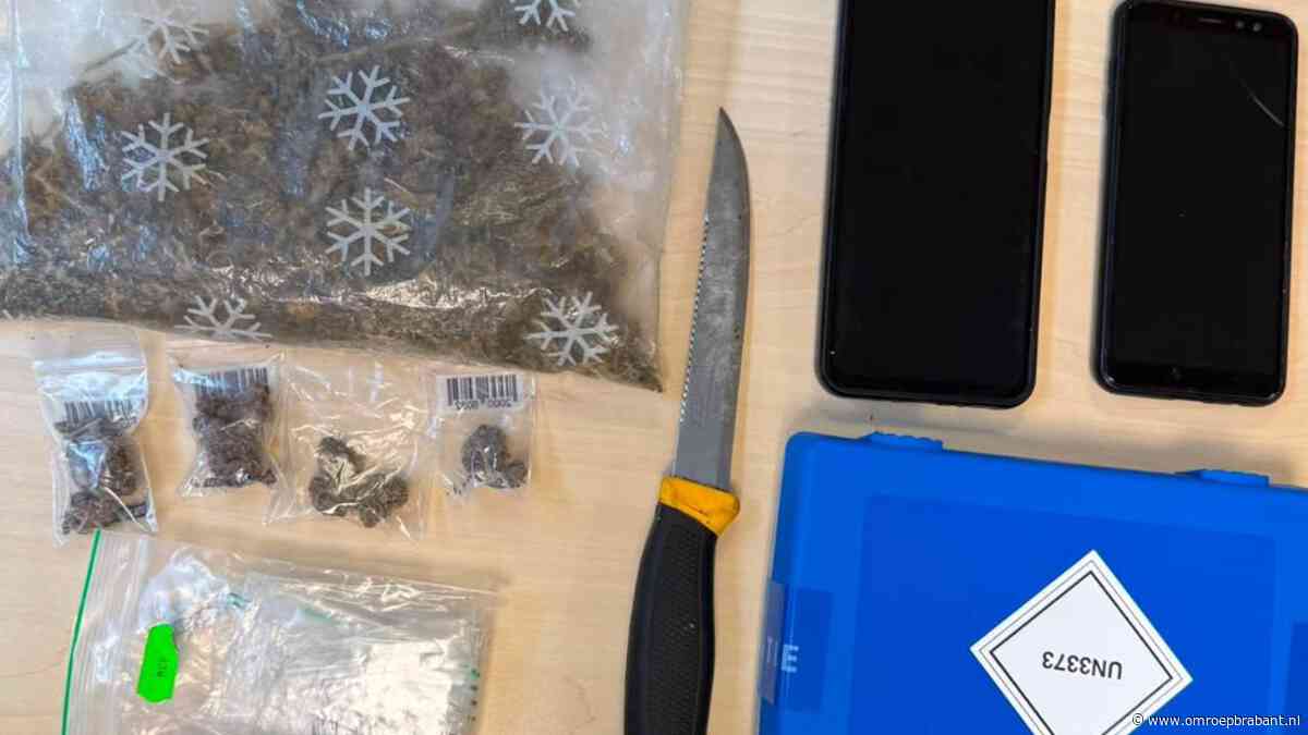 Automobilist rijdt onder invloed met been uit het raam, politie grijpt in