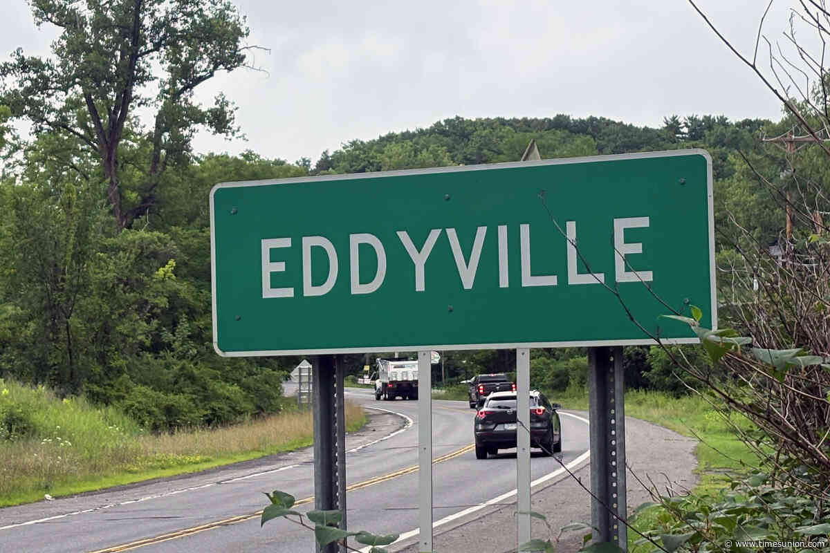Two jump down embankment to flee ICE as agents detain third person