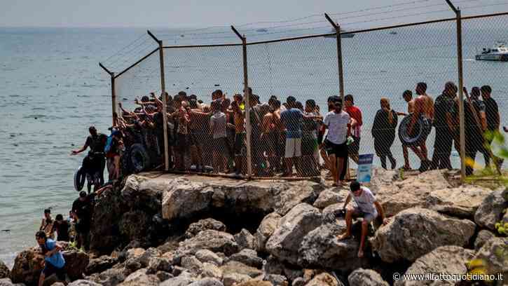 I precedenti di Ceuta, dal “record” del 2021 (quando il Marocco chiuse un occhio) ai proiettili di gomma del 2014. E ora il governo rischia di finire sotto accusa