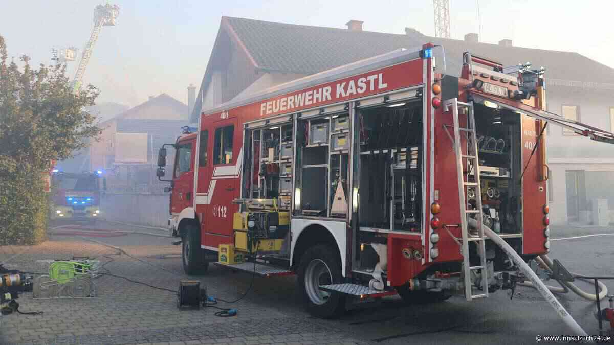 Verheerender Wohnhausbrand in Kastl – zahlreiche Personen verletzt