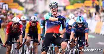 Olav Kooij wint voor tweede keer op rij Profronde Westland en evenaart wielerlegende