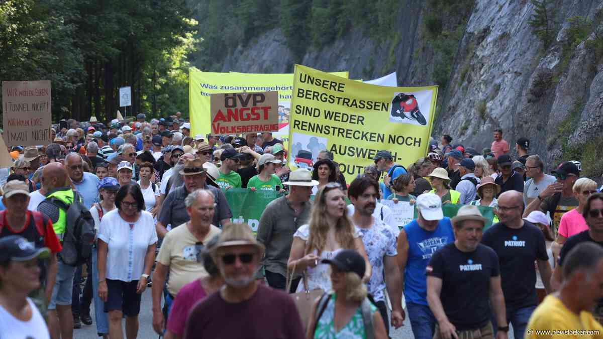 LIVE | Oostenrijkers protesteren tegen tolheffing: belangrijke weg voor toeristen twee uur lang in beide richtingen dicht