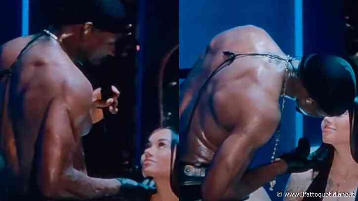 “Non credo voglia stare sul palco”: Usher interrompe il “siparietto” con una fan dopo il rifiuto del bacio. Il video diventa virale e scatena la polemica