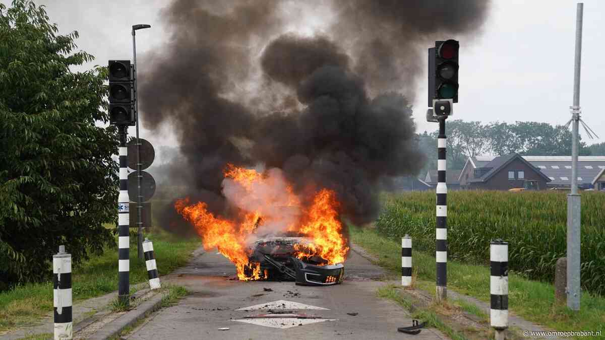 Wéér elektrische auto in brand nadat die gespiest wordt door wegblokkade