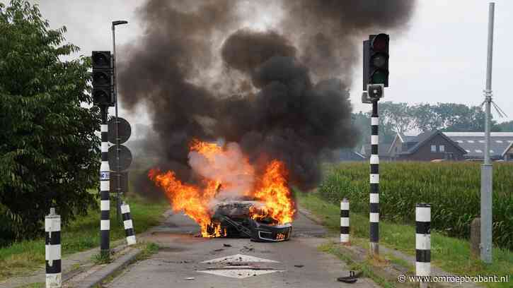 Wéér elektrische auto in brand nadat die gespiest wordt door wegblokkade