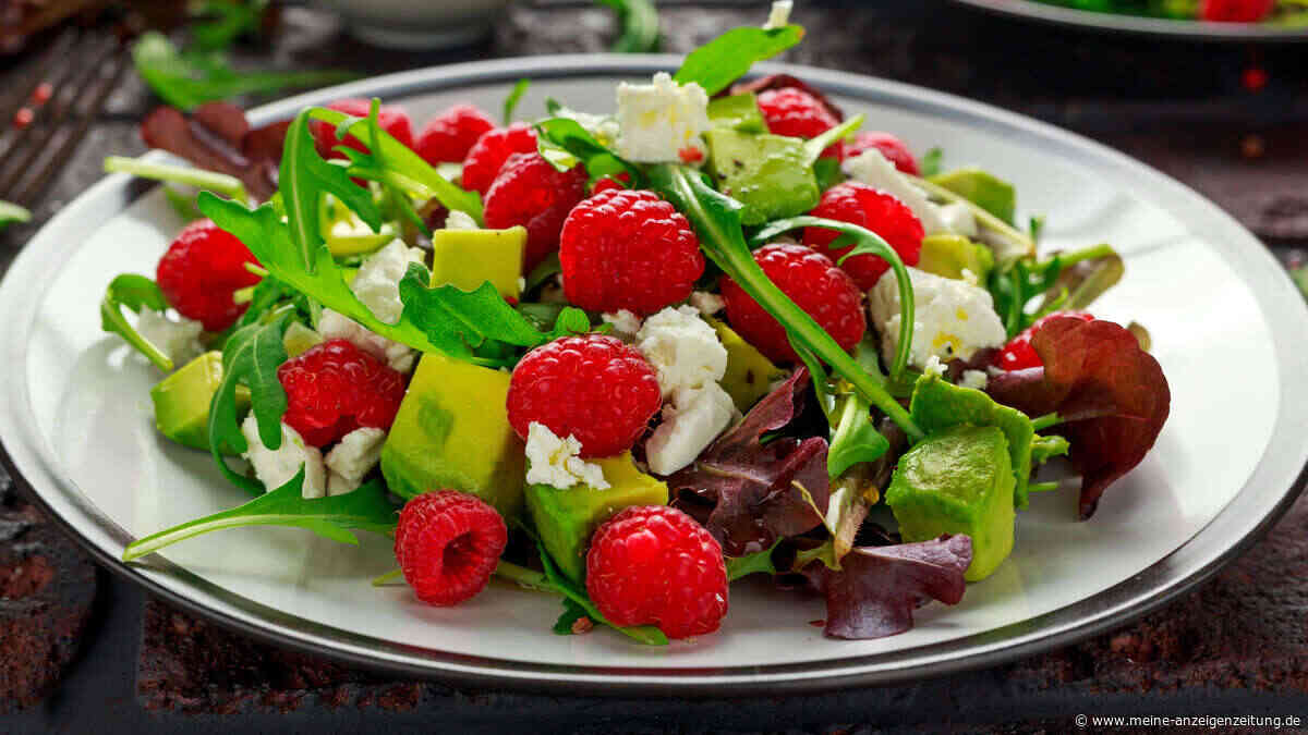 Sommer-Salat mit Himbeeren, Avocado und Feta: frisch, farbenfroh und in zehn Minuten auf dem Tisch
