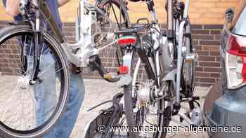 Diebe montieren einen Fahrradträger von geparktem Auto ab