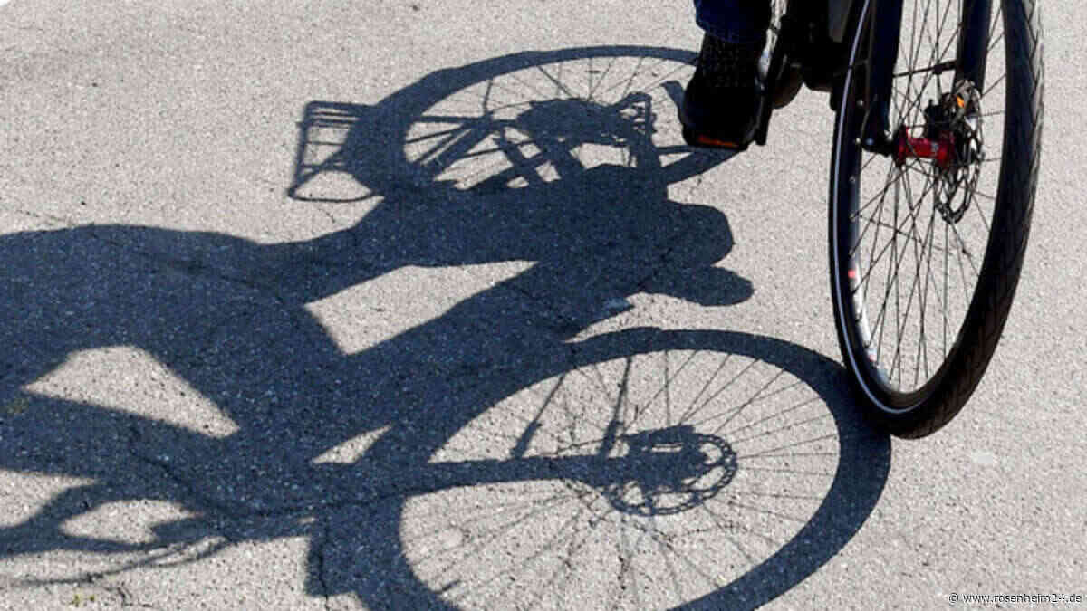 Abbiegemanöver auf Äußerer Münchener Straße geht schief: Radlfahrerin (36) schwer verletzt