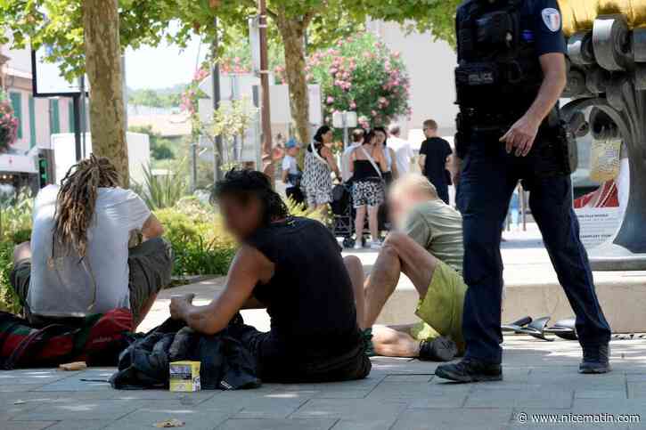 Tous priés d’aller s’asseoir ailleurs : à Saint-Tropez, les sans-abri comme les touristes « stationnent » à même le sol depuis que la municipalité a scié tous les bancs