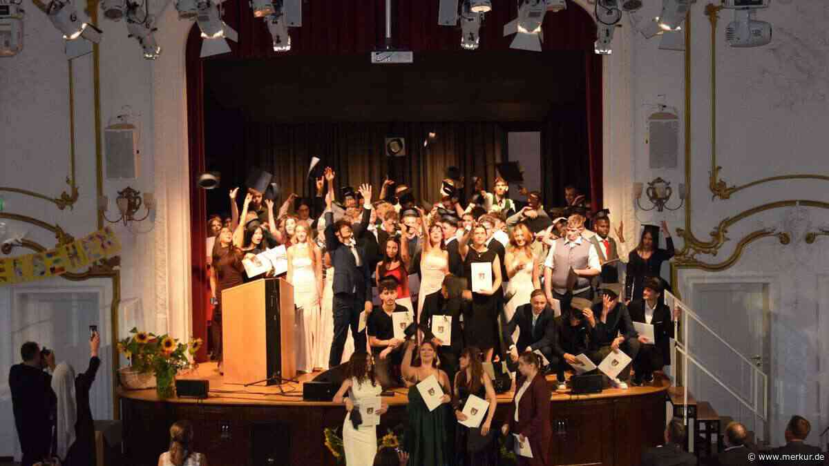 Mittelschule Holzkirchen verabschiedet 93 Absolventen
