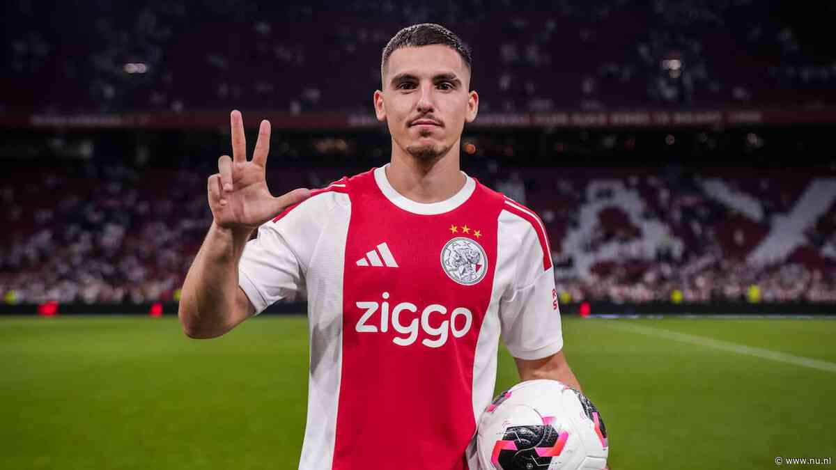 Hattrickheld Gloukh straalt na 'mentaal zwaar jaar' bij Ajax: 'Heb meer vrijheid'