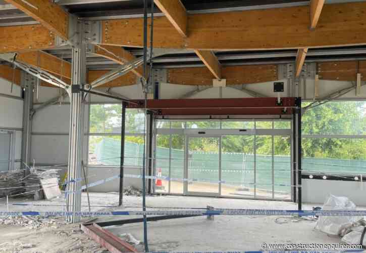 Worker hit by 100kg beam while taking down steel frame