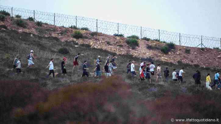 Migranti a Ceuta, sale a 18 il numero di morti. Una “colonna umana di cinque chilometri” alla frontiera in Marocco