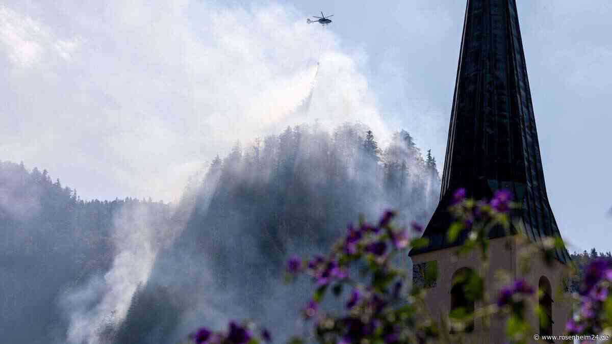 Jetzt im News-Ticker: Rund 300 Einsatzkräfte im Tagesverlauf im Einsatz – Feuerwehrmann verletzt