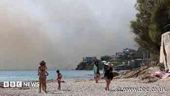 Thousands evacuated in Crete as wildfires threaten tourist resorts