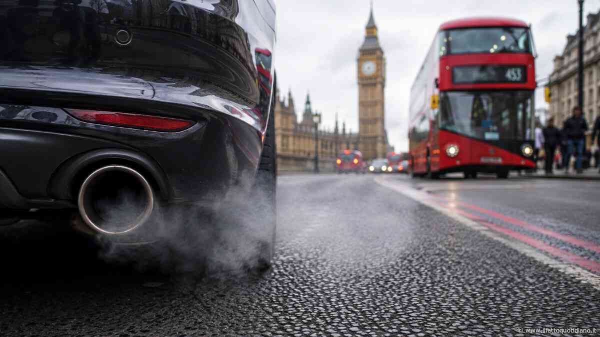 Emissioni auto, Londra chiede un miliardo di sterline a Stellantis, Bmw, Nissan e Jaguar Land Rover