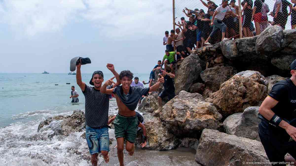 Bis zu 40.000 Menschen sollen in Ceuta die Grenze zu Spanien überquert haben