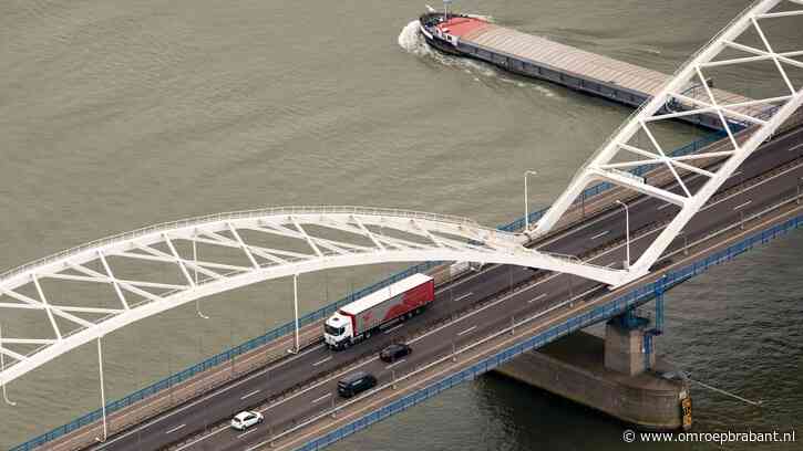 Boetes op Merwedebrug: 96 chauffeurs gingen toch de brug over