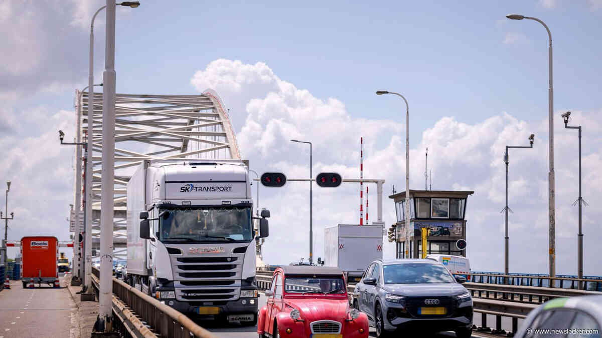 Grootste deel vrachtwagens op verzwakte Merwedebrug komt er mee weg: 80 procent krijgt geen boete vanwege buitenlands kenteken