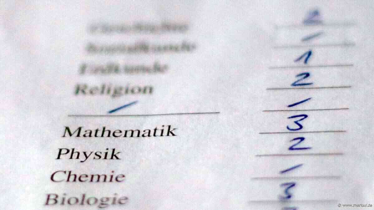 Zeugnistag in Bayern: Pädagogin warnt Eltern vor einem schweren Fehler – „Druck ist enorm“