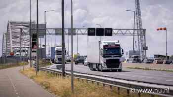 Duizenden vrachtwagens en touringcars rijden onbeboet over Merwedebrug