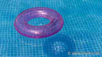 Trieb reglos im Wasser: Kleinkind in Bayern aus Pool geborgen – 3-Jährige stirbt im Krankenhaus