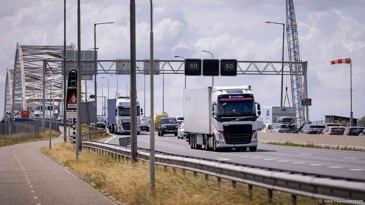 Duizenden vrachtwagens en touringcars rijden onbeboet over Merwedebrug