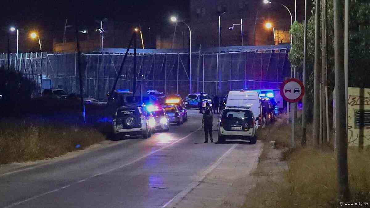 Parallel zum Ansturm auf Ceuta: Hunderte Migranten drängen auch in spanische Exklave Melilla
