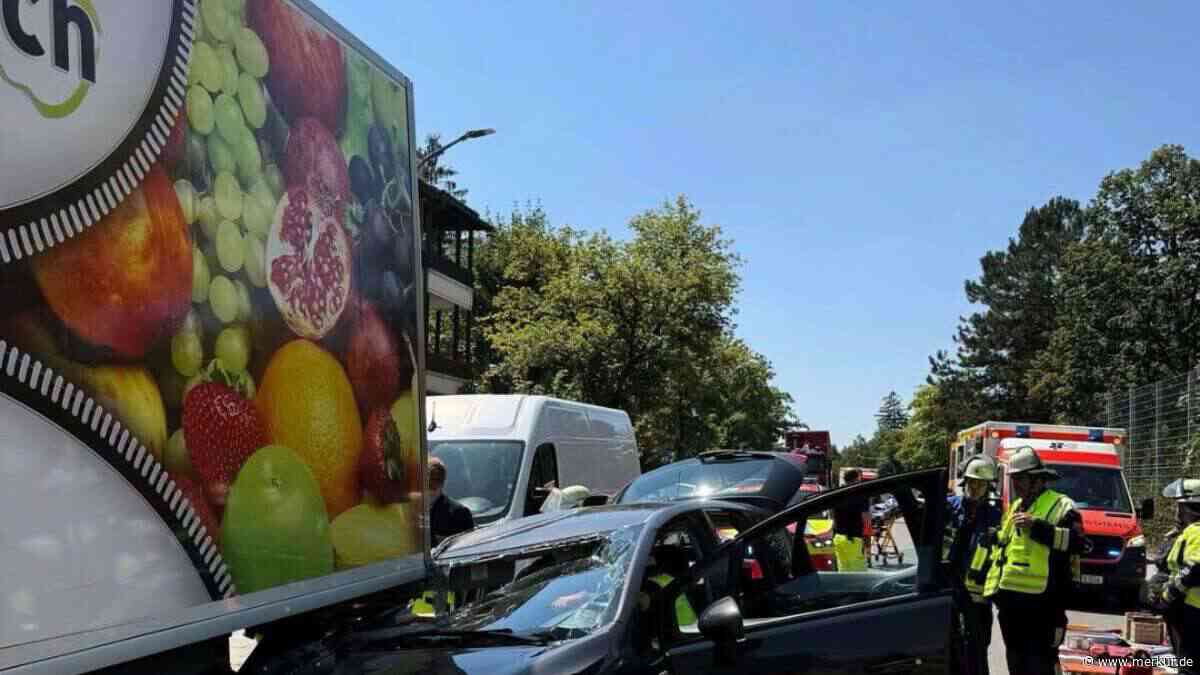 Opel verkeilt sich unter Lkw: Feuerwehr befreit Mann über Kofferraum