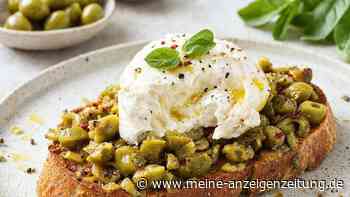 Smashed Olives mit Burrata: Dieser mediterrane Appetizer gelingt ohne Kochen