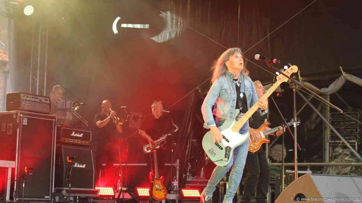 „Wahnsinn, was die noch raushaut“: Salzgitter feiert Suzi Quatro beim Kultursommer