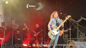 „Wahnsinn, was die noch raushaut“: Salzgitter feiert Suzi Quatro beim Kultursommer
