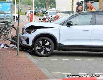 Fietser op parkeerterrein aangereden en komt klem te zitten tussen muur supermarkt en auto