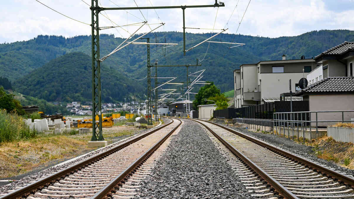 Einmaliges Pilotprojekt: Schweiz testet PV-Module zwischen Bahngleisen
