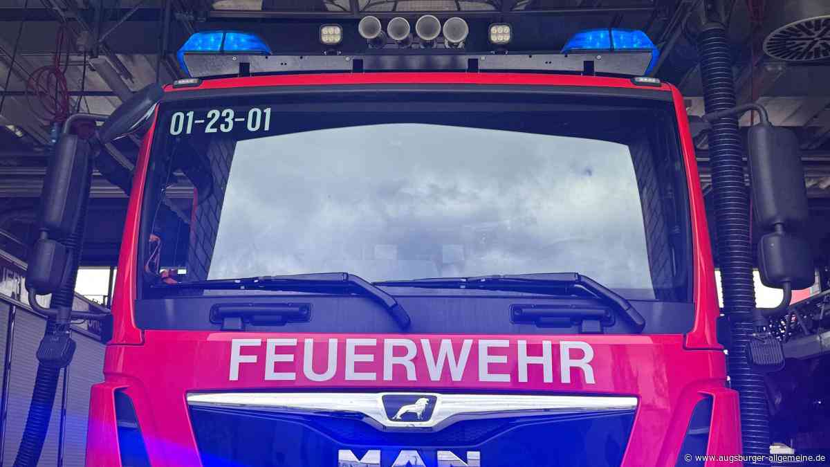 Feuerwehreinsatz bei Wippingen: Ballenpresse und abgeerntetes Feld geraten in Brand