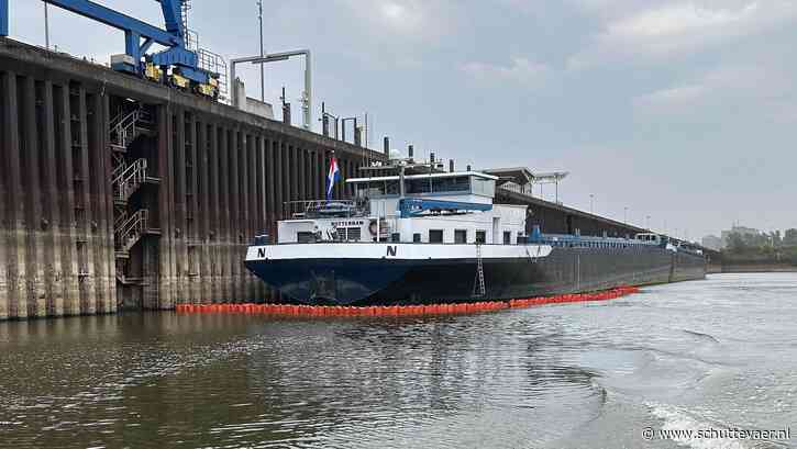 Brandweer rukt uit voor olielekkage in haven Neuss