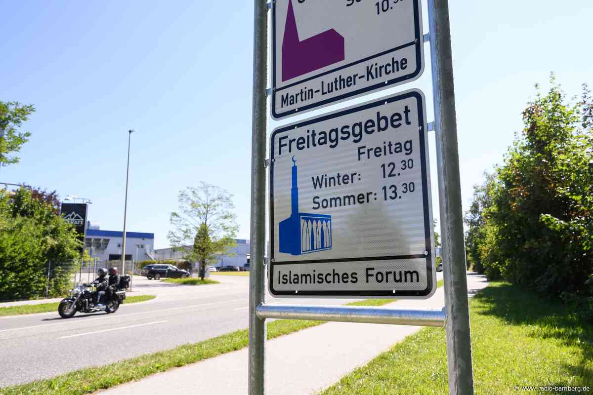 Hinweisschild zu Freitagsgebet wieder beschmiert
