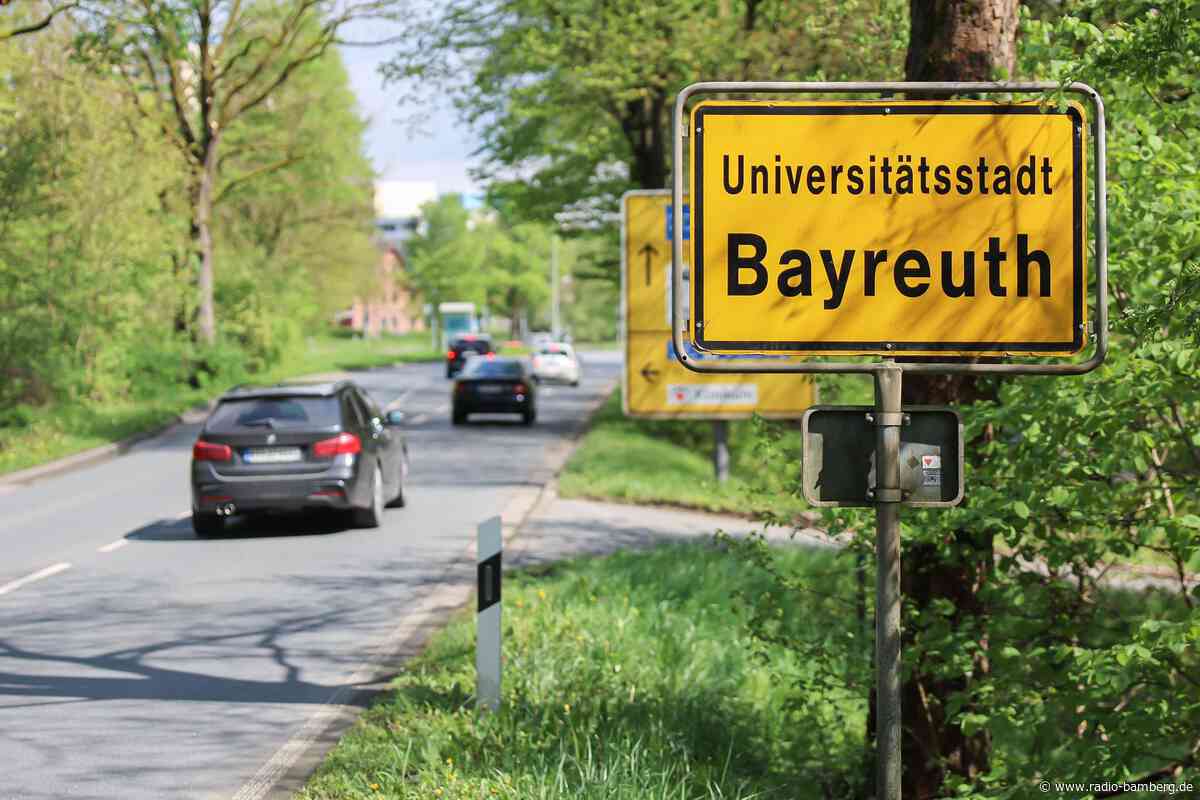 Wasserrohrbruch in Bayreuths Zentrum behindert Verkehr