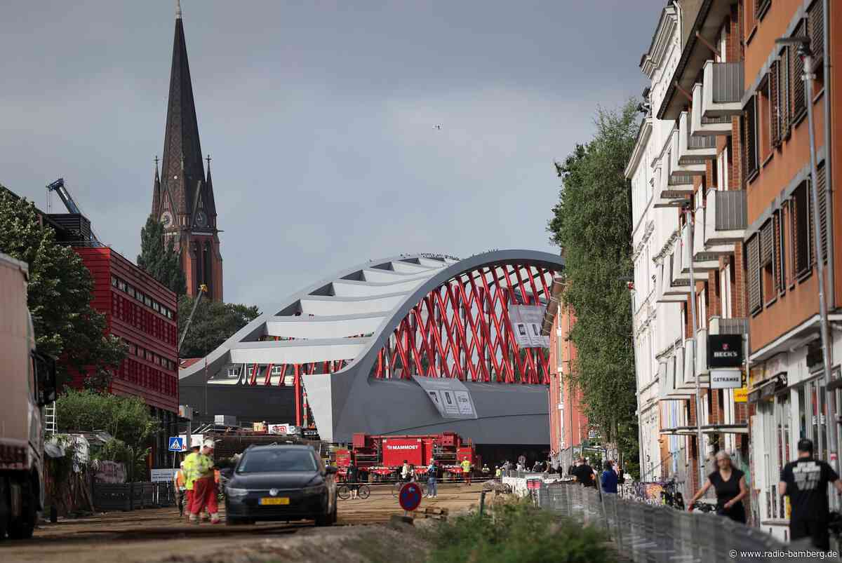 108 Meter lange neue Bahnbrücke rollt durch Hamburg
