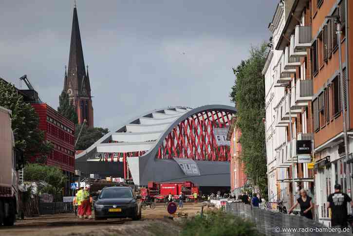 108 Meter lange neue Bahnbrücke rollt durch Hamburg