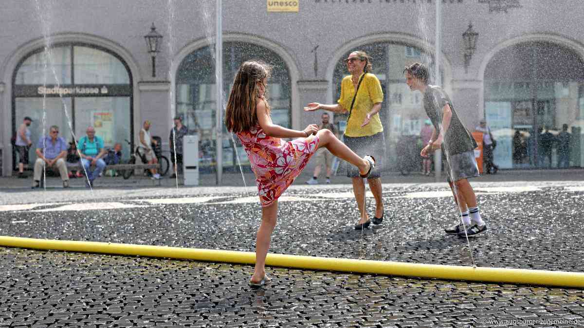 Hitzewelle: Ein Wasserschlauch sorgt am Augsburger Rathausplatz zwei Tage lang für Abkühlung