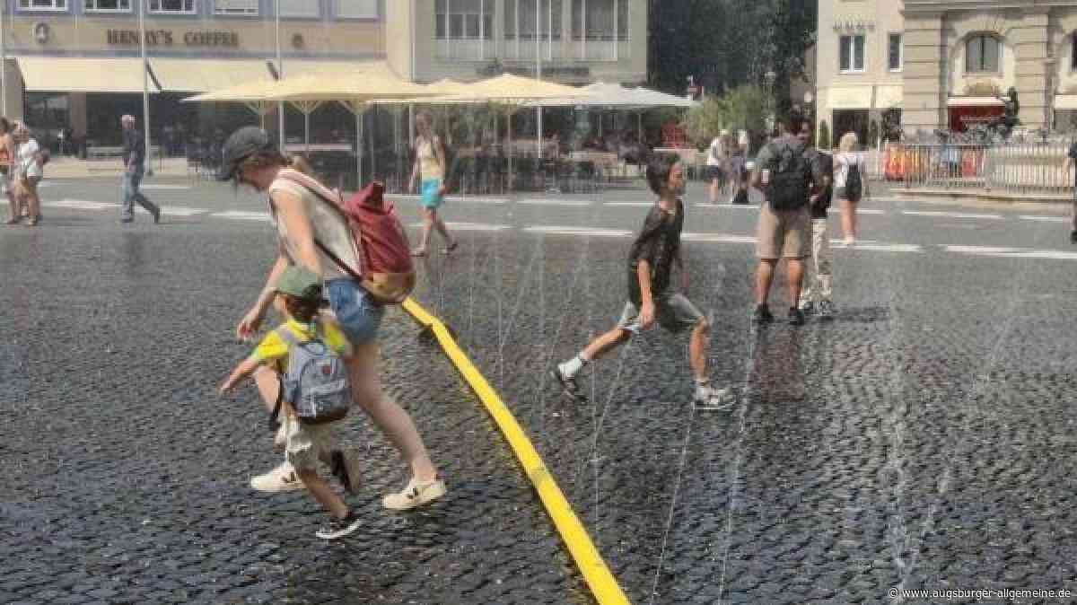 Berufsfeuerwehr Augsburg kühlt Bürger auf dem Rathausplatz ab