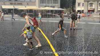 Berufsfeuerwehr Augsburg kühlt Bürger auf dem Rathausplatz ab