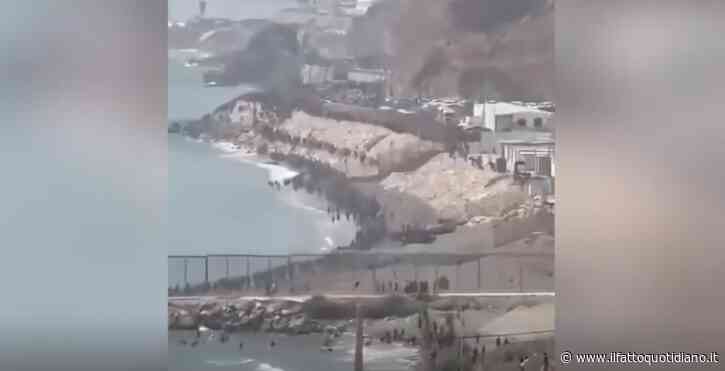 Caos a Ceuta, le immagini delle migliaia di migranti che attraversano la frontiera per entrare nell’enclave spagnola