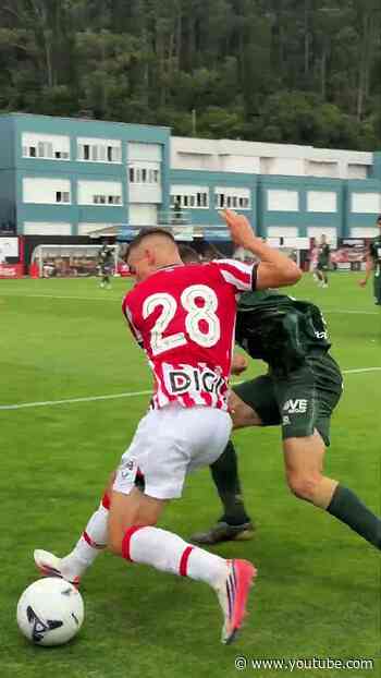 ¡Qué ocasión! Guruzeta, a punto de marcar el segundo gol.