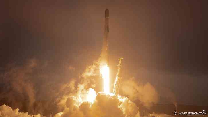 SpaceX launches 24 Starlink satellites to orbit from California (photos)